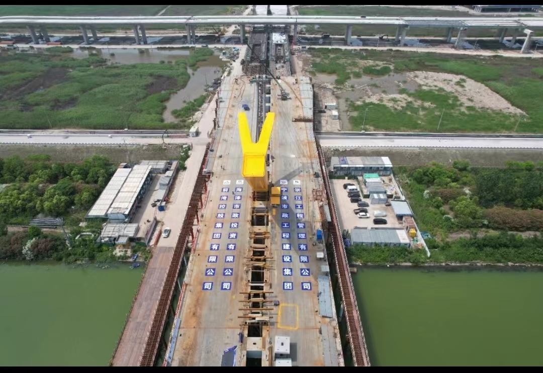 1246噸超大鋼塔成功轉體，國內首座內傾式全鋼結構斜拉橋鋼塔實現成功轉體    廣東鋼結構公司選擇廣州經緯鋼結構工程有限公司 咨詢電話：